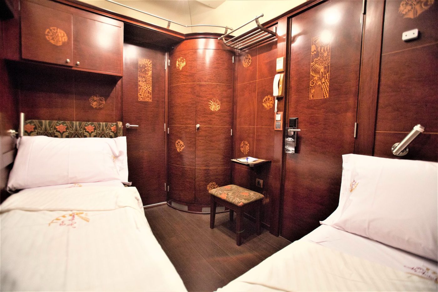 Suite Deluxe on Al Ándalus: a true fixed 1.50 × 1.90 m double bed