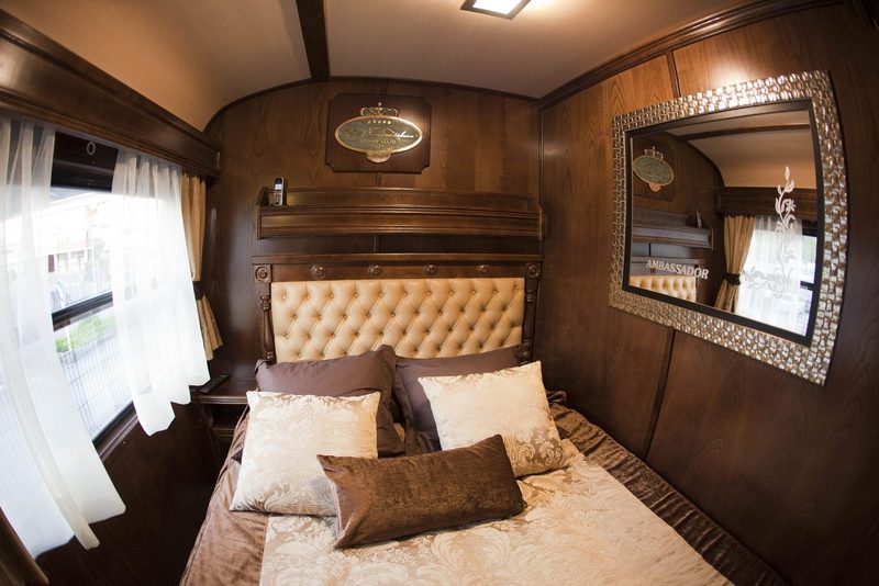 Gran Lujo Deluxe Suite with a double bed, wood panelling and a picture window